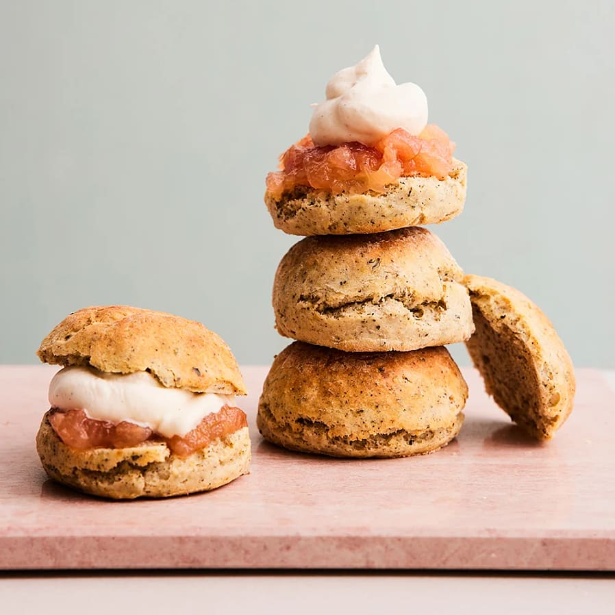 Earl grey-scones med äppelkompott och vaniljgrädde