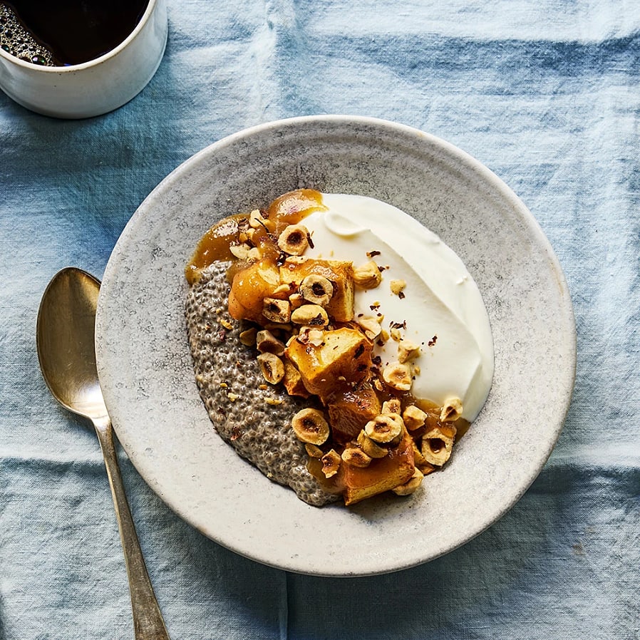 Yoghurt med chiapudding, äpple och hasselnötter