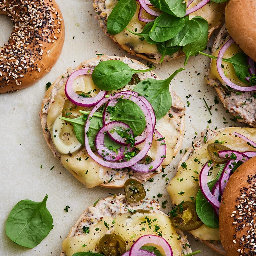 Tuna melt bagel med citron, spenat och picklad jalapeño