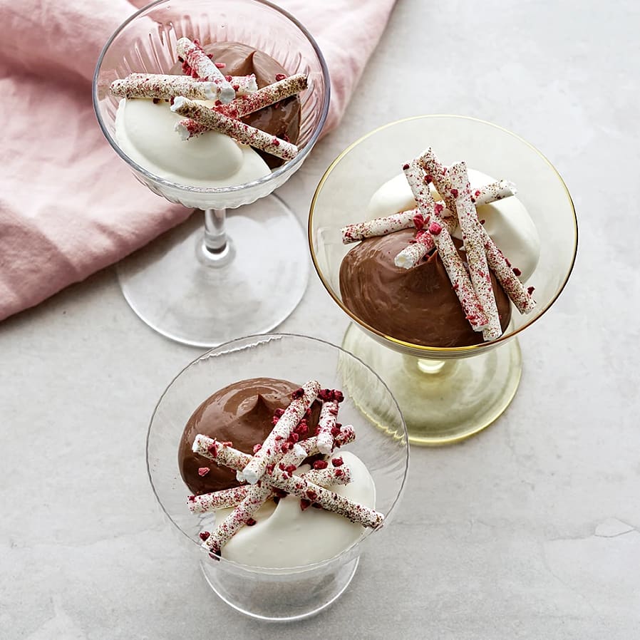 Chokladkräm med hallon- och lakritsmaräng