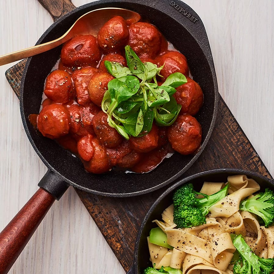 Grönsaksbullar i tomatsås med pasta och broccoli
