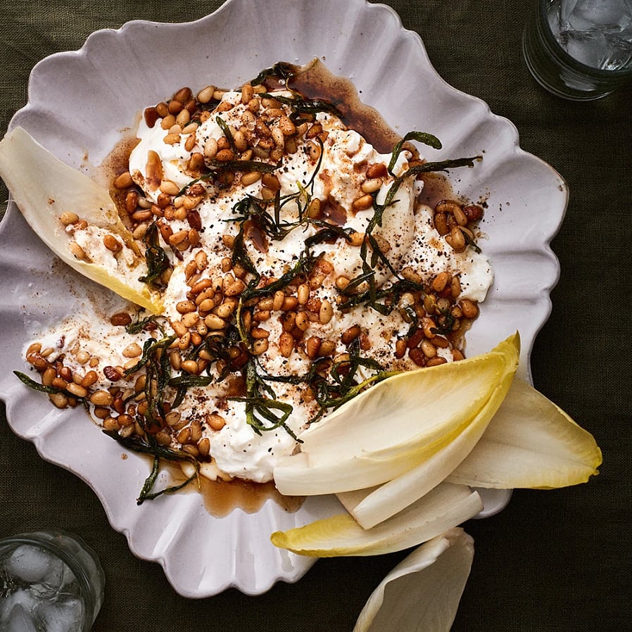 Burrata med brynt rosmarinsmör och pinjenötter