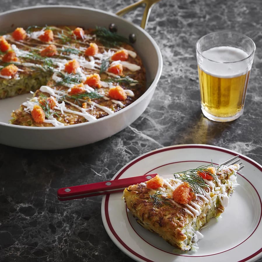 Japansk kålpannkaka med dill och pepparrotsgräddfil