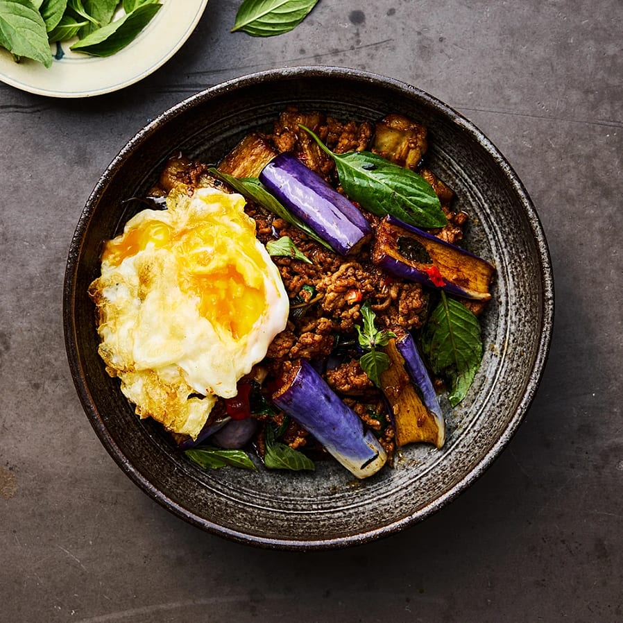 Fläskfärs med aubergine, chili och thaibasilika
