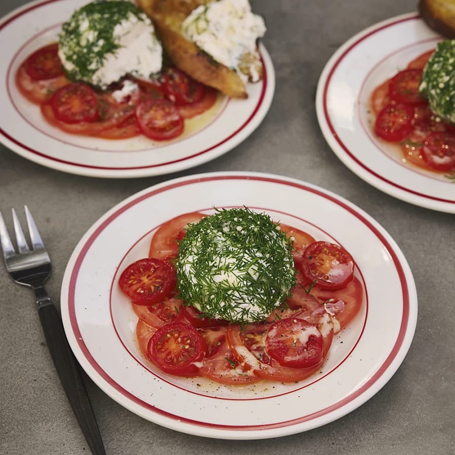 Svensk caprese på tomater och färskostbollar med dill