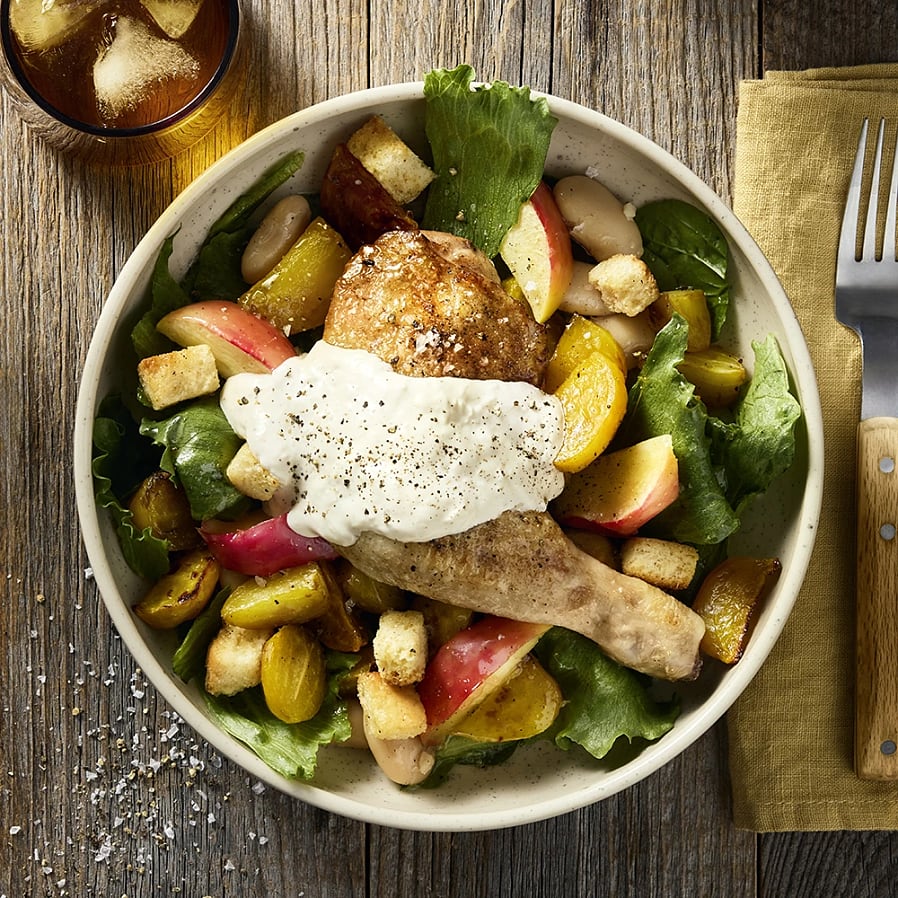 Ljummen sallad med gulbetor, bakat äpple och pepparrotsdressing