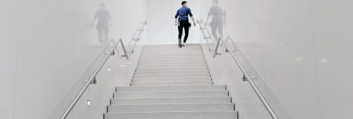 Person som går uppför en trappa