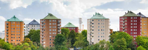 Bild på färglada höghus med lägenheter