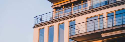 Bild på ett hus med balkonger