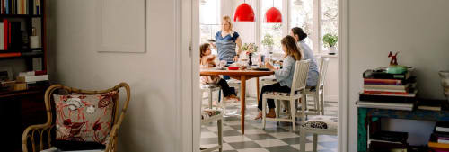 Familj som sitter vid ett matbord