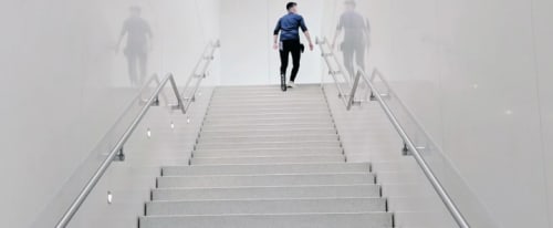 Person som går uppför en trappa