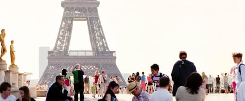 Massor av människor framför Eiffeltornet
