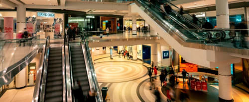 Shoppinggalleria med rulltrappor