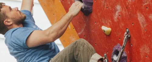 Man som klättrar säkert - hitta rätt försäkring