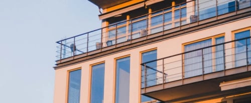 Bild på ett hus med balkonger