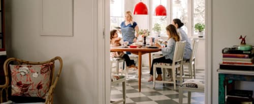 Familj som äter vid ett köksbord