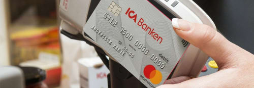 Person som blippar ett köp med ett ICA Bankkort