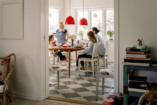 Familj som sitter runt ett matbord.