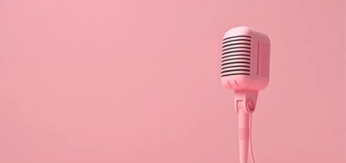Mikrofon mot rosa bakgrund.