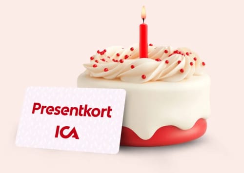 Ett ICA Presentkort som lutar mot en bakelse.