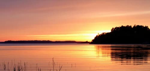 Solnedgång över vattnet.