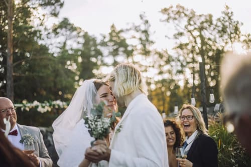 Äktenskapsförord - Par som dansar på sitt bröllop