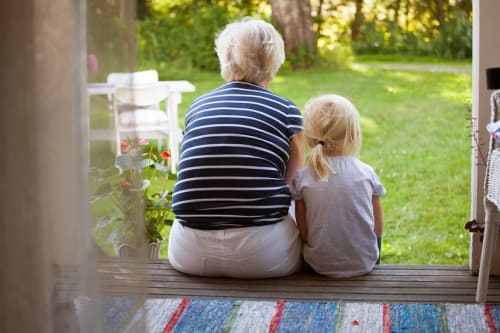 Testamente - kvinna som sitter tillsammans med barnbarnet