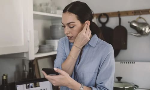Kvinna som pratar i mobiltelefonen