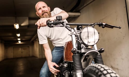 Man som sitter på en motorcykel