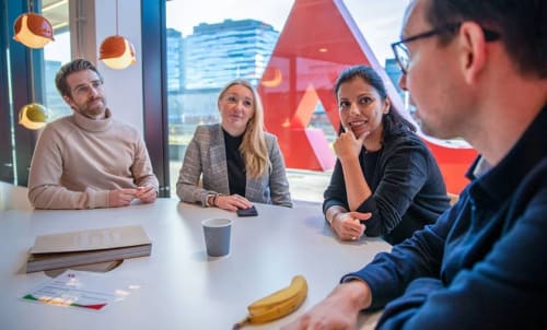 ICA-anställda som sitter kring ett bord och pratar.