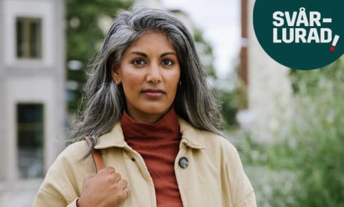 Kvinna som står utomhus och skylt med texten Svårlurad