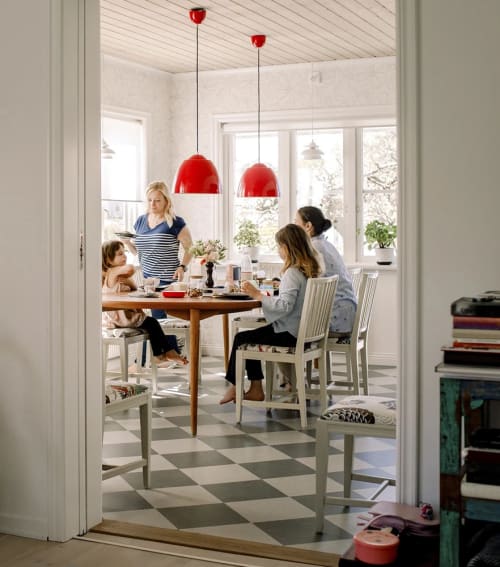 Familj som sitter runt ett matbord.