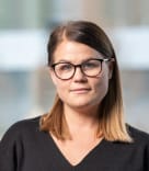 En medarbetare på kundservice - Kontakta oss så hjälper vi dig