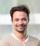 En medarbetare på kundservice - Kontakta oss så hjälper vi dig