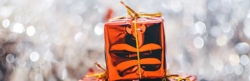 Byta julklapp. Glansigt rött paket.