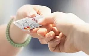 Person som betalar med ett kort