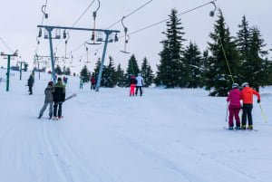 Personer som åker skidlift.