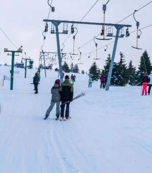 Personer som åker skidlift.