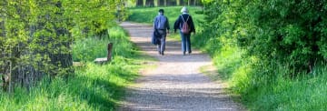 Pensionärer på promenad
