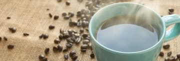 Kaffekopp med kaffe - Nollränta, dyrare kaffe och säkrare nätköp