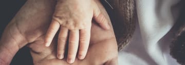 ett barns hand i en vuxens hand. Childhood 2013.