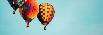 luftballonger mot blå himmel
