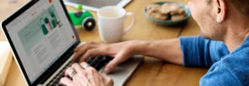 Man läsar om fonder på laptop