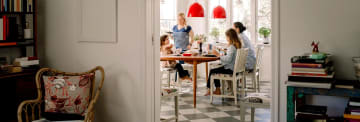 Familj som äter vid ett köksbord