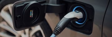 En elbil som laddar batteriet
