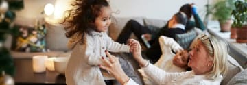 mormor-och-barnbarn-leker-i-soffan-1440x495