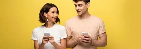 Man och kvinna med smartphones
