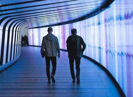Personer som promenerar i en tunnel - pensionsguide