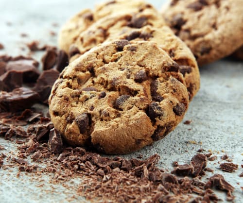 Kakor som ligger på en duk. När du besöker icabanken.se så behöver du godkänna att vi får sätta cookies på din en enhet.