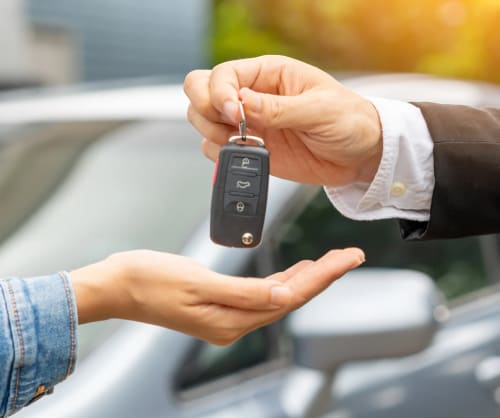 Nyckel lämnas över efter köp av bil. ICA Banken har lån till köp av bil.